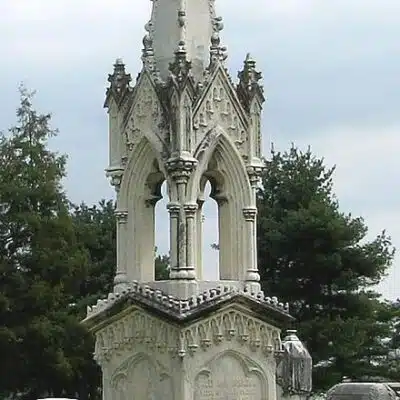 Monument inside the Richmond Cemetery