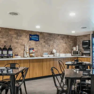 Clarion Pointe breakfast area