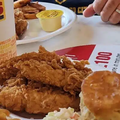 Tray of food from Lee's Famous Recipe